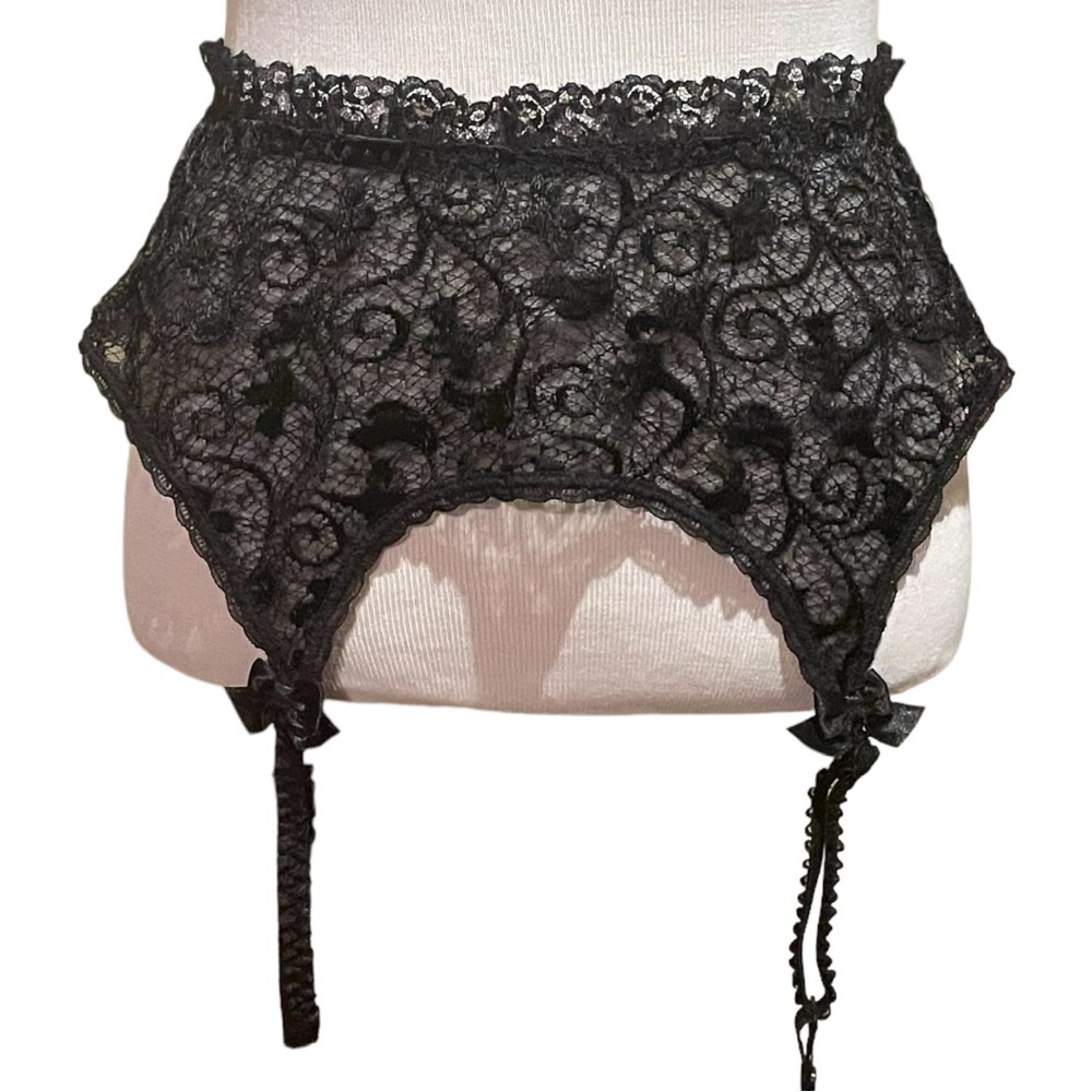 VINTAGE GOLD LABEL VICTORIA’S SECRET BLACK LACE SEXY GARTER BELT